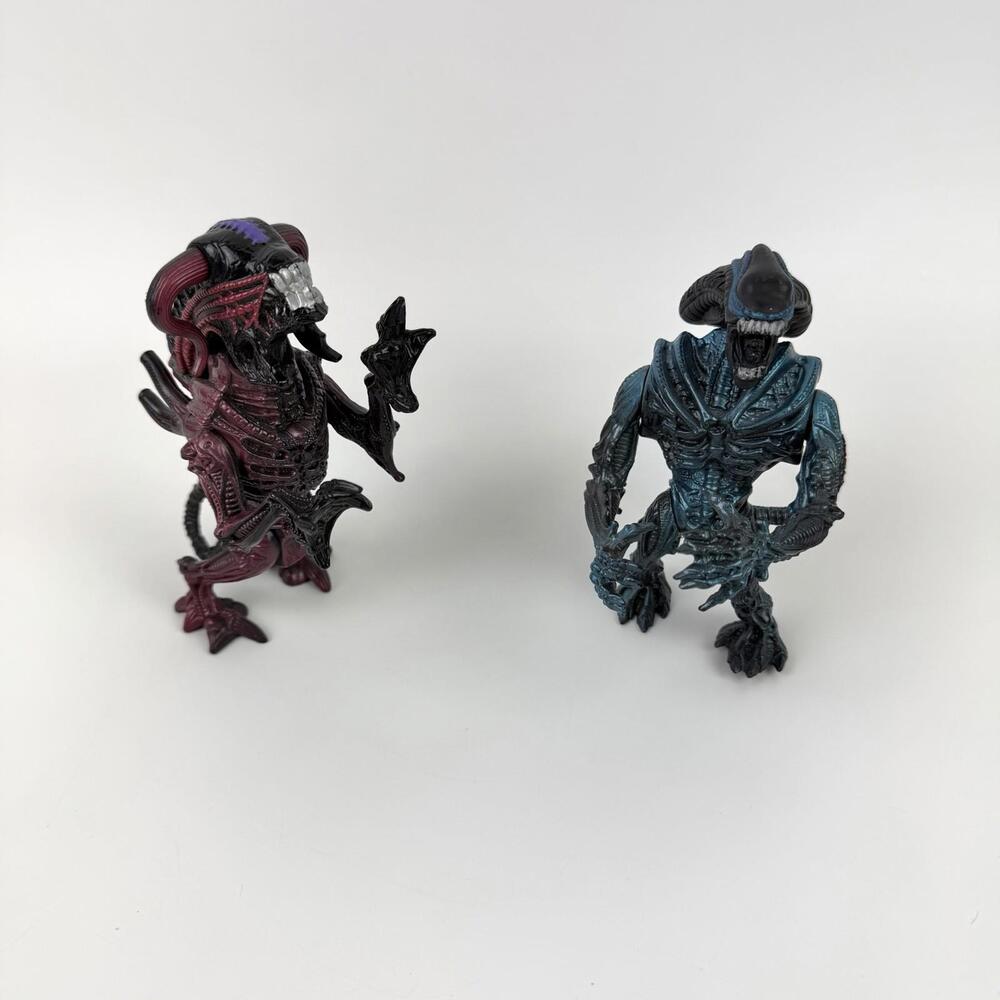 Lot of 2 1992 Kenner Aliens Bull Xenomorph Gorilla Blue Black Toy Action Figures